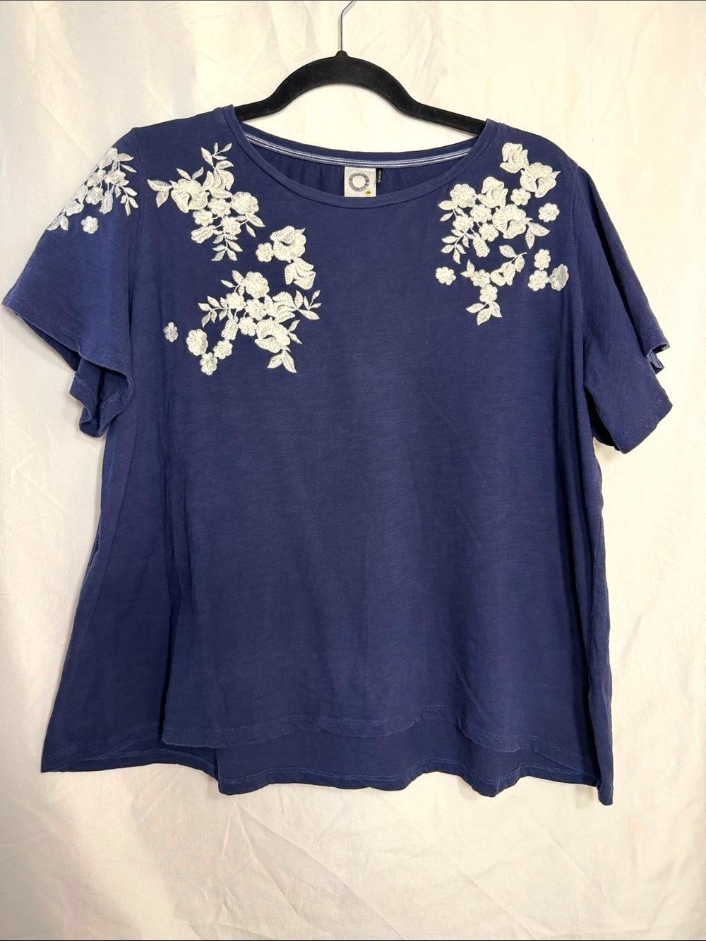 Anthropologie Akemi Kin Boho Embroidered Floral Tee Navy Boxy Top Small